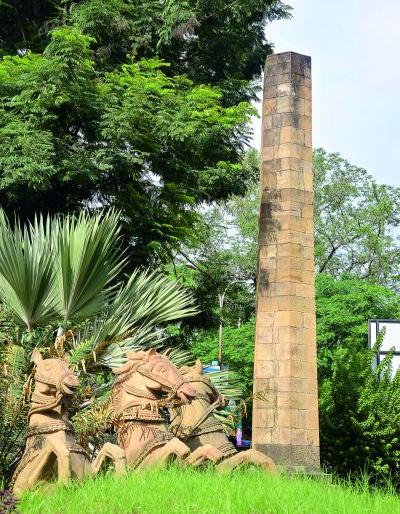 The middle center of the country was the zero mile pillar: The distance of the fours was measured from Nagpur | देशाचा मध्यबिंदू झिरो माईल स्तंभ : नागपुरातून मोजले गेले होते चहुबाजूचे अंतर