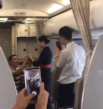 Shocking... secret photos of Air Hostess are being viral around the world | धक्कादायक...जगभरात एअर हॉस्टेसचे अश्लिल फोटो होत आहेत व्हायरल