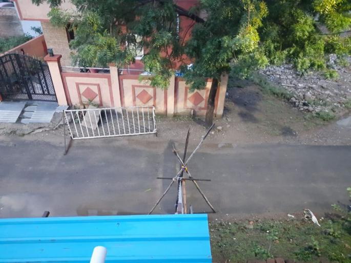 The security of that containment zone in Nagpur is in the air | नागपुरातील त्या कन्टेन्मेंट झोनची सुरक्षा वाऱ्यावर The security of that containment zone in Nagpur is in the air | नागपुरातील त्या कन्टेन्मेंट झोनची सुरक्षा वाऱ्यावर