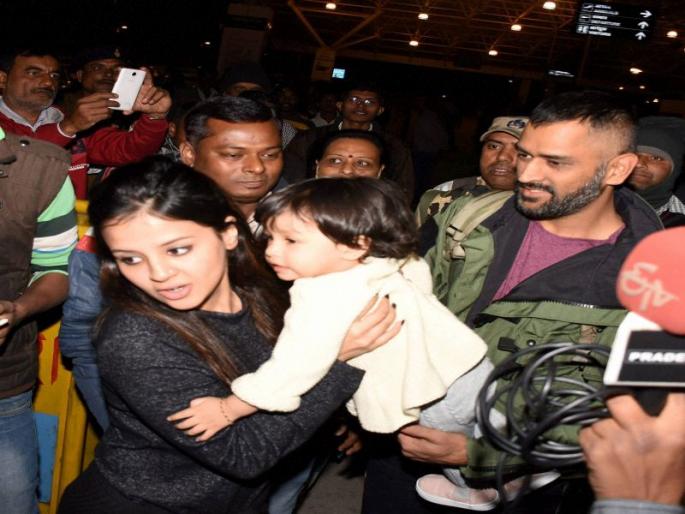 The news of the birth of Zeevi was given before the matter before the cricketer | झीवाच्या जन्माची बातमी साक्षीनं माहीच्या आधी दिली होती या क्रिकेटरला