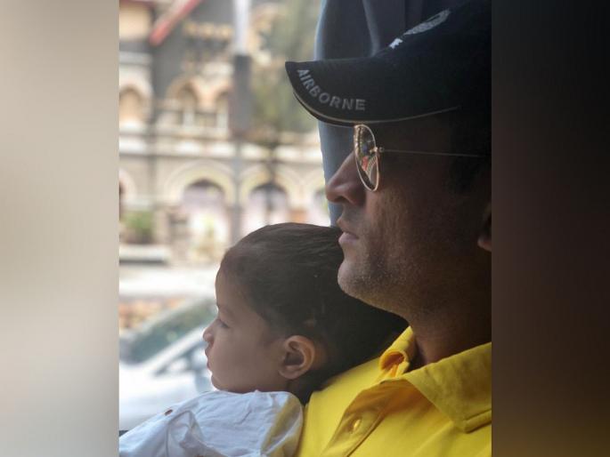 IPL 2019: MS Dhoni gives Ziva language lessons and she answers correctly, Video | IPL 2019: 'कॅप्टन कूल' धोनीनं घेतलेल्या परीक्षेत झिवाला पैकीच्या पैकी गुण; Video 