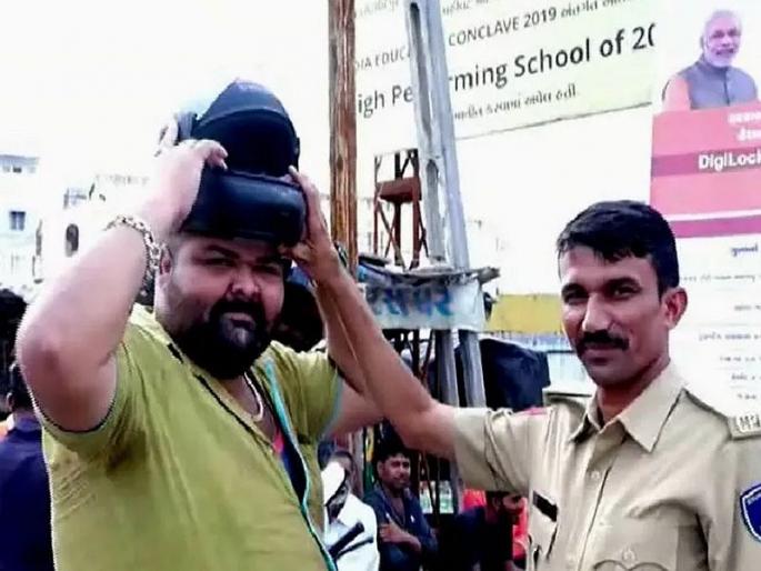 Since the head is big, the helmet does not fit, does it work fine or not by traffic police in gujrat vadodara | डोकं मोठं असल्याने हेल्मेटच बसत नाही, पोलिसांनी दंड आकारायचा का नाही? Since the head is big, the helmet does not fit, does it work fine or not by traffic police in gujrat vadodara | डोकं मोठं असल्याने हेल्मेटच बसत नाही, पोलिसांनी दंड आकारायचा का नाही?