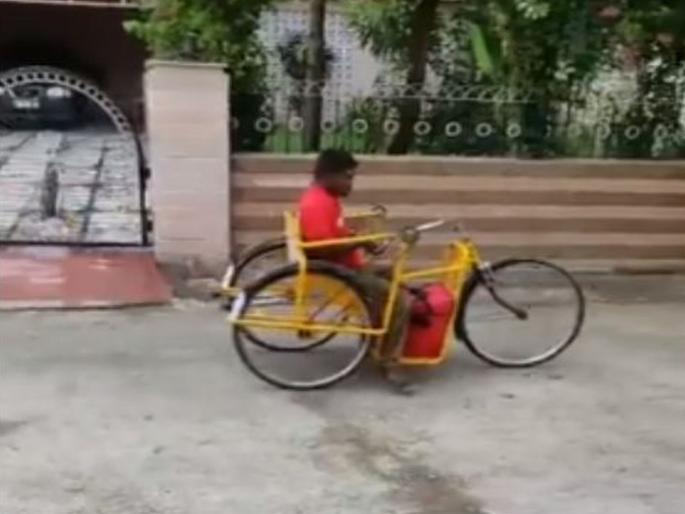 Differently abled man delivers food for Zomato in hand pulled tricycle video goes viral | सलाम! प्रबळ इच्छाशक्तीनं अपंगत्वावर मात; झोमॅटोच्या डिलेव्हरी बॉयवर कौतुकाचा वर्षाव Differently abled man delivers food for Zomato in hand pulled tricycle video goes viral | सलाम! प्रबळ इच्छाशक्तीनं अपंगत्वावर मात; झोमॅटोच्या डिलेव्हरी बॉयवर कौतुकाचा वर्षाव