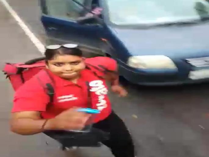 Zomato's delivery girl has misbehaved with on duty traffic police then reached the jail | झोमॅटोच्या डिलिव्हरी गर्लने पोलिसांशी हुज्जत घातली अन् थेट तुरुंगात पोहोचली Zomato's delivery girl has misbehaved with on duty traffic police then reached the jail | झोमॅटोच्या डिलिव्हरी गर्लने पोलिसांशी हुज्जत घातली अन् थेट तुरुंगात पोहोचली