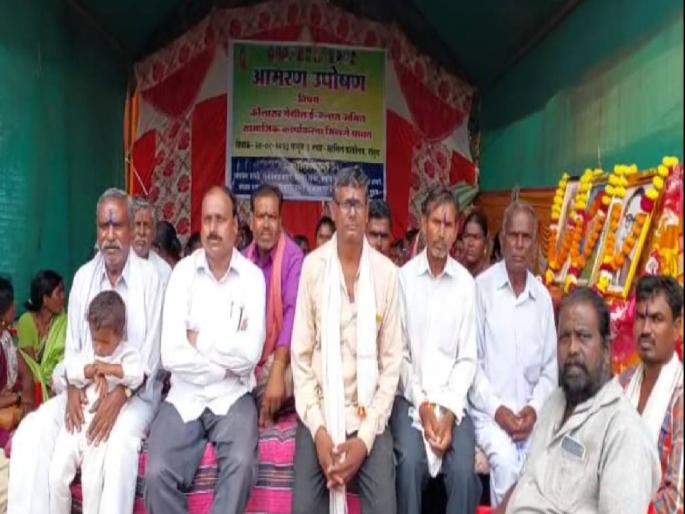 Kolasar villagers ostracized for four months hunger strike started in front of the tehsil as the administration did not take notice | कोलासर ग्रामस्थ चार महिन्यांपासून बहिष्कृत; प्रशासनाने दखल न घेतल्याने तहसीलसमोर उपोषण सुरू Kolasar villagers ostracized for four months hunger strike started in front of the tehsil as the administration did not take notice | कोलासर ग्रामस्थ चार महिन्यांपासून बहिष्कृत; प्रशासनाने दखल न घेतल्याने तहसीलसमोर उपोषण सुरू
