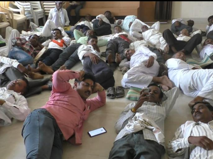 'Swabhimani' aggressor for fodder camp; agitation in Tahsildar cabin | चारा छावण्यासाठी  'स्वाभिमानी' आक्रमक; तहसीलदाराच्या दालनात 'झोपा काढो' आंदोलन 'Swabhimani' aggressor for fodder camp; agitation in Tahsildar cabin | चारा छावण्यासाठी  'स्वाभिमानी' आक्रमक; तहसीलदाराच्या दालनात 'झोपा काढो' आंदोलन