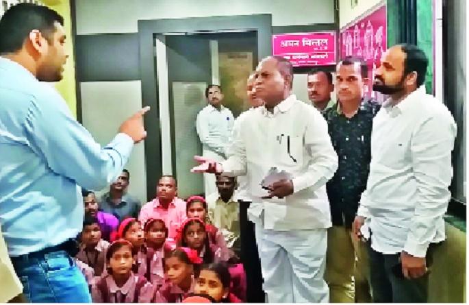 File an FRI on Idiot, Get Out ... | इडियट, गेट आऊट... यांच्यावर एफआरआय दाखल करा -: सीईओंचा रुद्रावतार