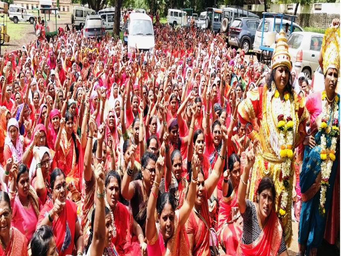 Anganwadi workers protest in front of Zilla Parishad in Sangli for pending demand | बा विठ्ठला! आमच्या मागण्यांच्या पुर्ततेसाठी सरकारला बुद्धी दे; सांगलीत अंगणवाडी सेविकांचा टाळ-मृदुंगाचा गजर Anganwadi workers protest in front of Zilla Parishad in Sangli for pending demand | बा विठ्ठला! आमच्या मागण्यांच्या पुर्ततेसाठी सरकारला बुद्धी दे; सांगलीत अंगणवाडी सेविकांचा टाळ-मृदुंगाचा गजर