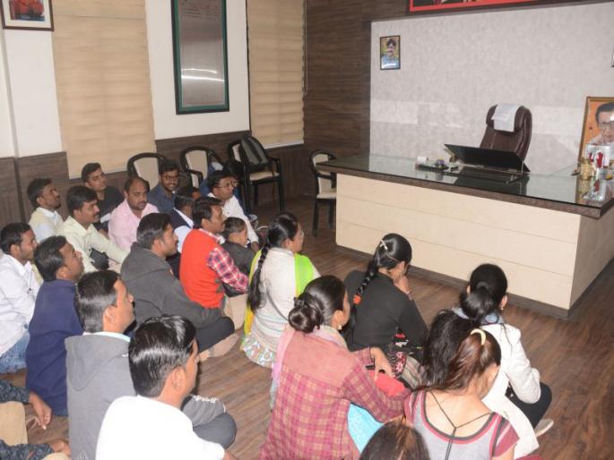 Datu agitation in the room of District Council President of D.E. Ed., B. Ed | डी.टी.एड.,बी एड विद्यार्थ्यांचे जिल्हा परिषद अध्यक्षांच्या दालनात ठिय्या आंदोलन