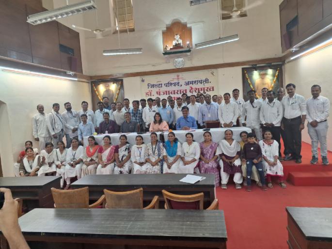 39 attendants, pattibandhaks became junior assistants in Zilla Parishad | जिल्हा परिषदेत ३९ परिचर,पट्टीबंधक झाले कनिष्ठ सहायक; गट ‘ड’ संवर्गातून मिळाली पदोन्नती अन नियुक्त पत्रही 39 attendants, pattibandhaks became junior assistants in Zilla Parishad | जिल्हा परिषदेत ३९ परिचर,पट्टीबंधक झाले कनिष्ठ सहायक; गट ‘ड’ संवर्गातून मिळाली पदोन्नती अन नियुक्त पत्रही