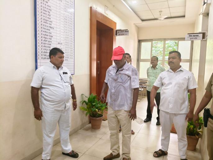 Youth attempts self immolation in Sangli Zilla Parishad | सांगली जिल्हा परिषदेत तरुणाचा आत्मदहनाचा प्रयत्न, सीईओंच्या दालनासमोरच पेट्रोल ओतून घेतले Youth attempts self immolation in Sangli Zilla Parishad | सांगली जिल्हा परिषदेत तरुणाचा आत्मदहनाचा प्रयत्न, सीईओंच्या दालनासमोरच पेट्रोल ओतून घेतले