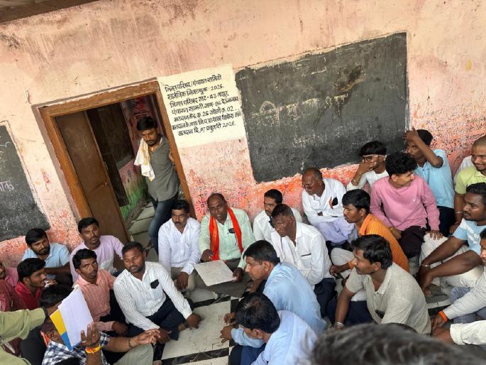 Playing with students' lives? Parents' outcry after rickshaw accident in Parbhani; Teachers and center heads surrounded | विद्यार्थ्यांच्या जीवाशी खेळ? परभणीत रिक्षा अपघातानंतर पालकांचा उद्रेक; शिक्षक-केंद्रप्रमुखांना घातला घेराव Playing with students' lives? Parents' outcry after rickshaw accident in Parbhani; Teachers and center heads surrounded | विद्यार्थ्यांच्या जीवाशी खेळ? परभणीत रिक्षा अपघातानंतर पालकांचा उद्रेक; शिक्षक-केंद्रप्रमुखांना घातला घेराव