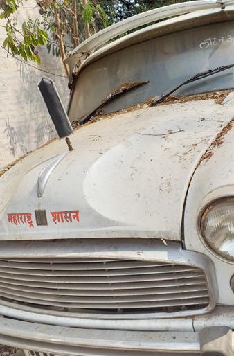 Solapur Zilla Parishad President's car costs 3 thousand | सोलापूर जिल्हा परिषद अध्यक्षांच्या गाडीची किंमत ३ हजार Solapur Zilla Parishad President's car costs 3 thousand | सोलापूर जिल्हा परिषद अध्यक्षांच्या गाडीची किंमत ३ हजार