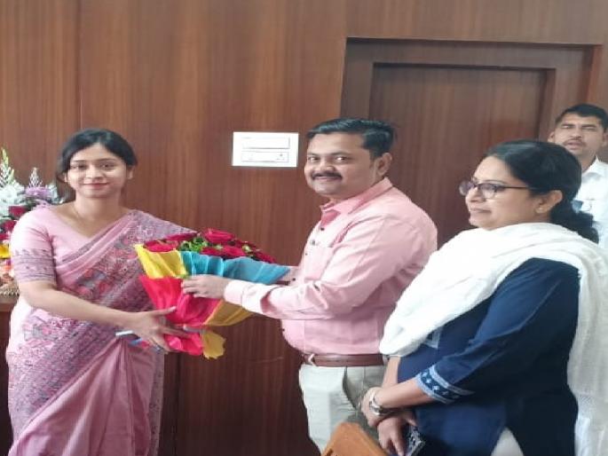 The new Chief Executive Officer of Satara Zilla Parishad Yashni Nagarajan assumed charge | Satara: पावणे नऊला मिनी मंत्रालयात; अकराला बैठक; नूतन 'सीईओ'नी पदभार स्वीकारला  The new Chief Executive Officer of Satara Zilla Parishad Yashni Nagarajan assumed charge | Satara: पावणे नऊला मिनी मंत्रालयात; अकराला बैठक; नूतन 'सीईओ'नी पदभार स्वीकारला