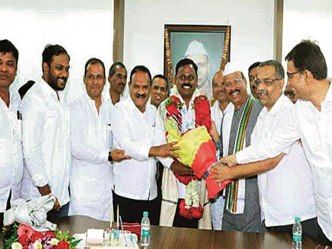 A second 'Guwahati' would have happened in the Zilla Bank chairmanship election, but Sattar foiled the plot! | जिल्हा बॅंकेच्या अध्यक्षपद निवडणुकीत दुसरी ‘गुवाहाटी‘ घडली असती, सत्तारांनी उधळला तो डाव! A second 'Guwahati' would have happened in the Zilla Bank chairmanship election, but Sattar foiled the plot! | जिल्हा बॅंकेच्या अध्यक्षपद निवडणुकीत दुसरी ‘गुवाहाटी‘ घडली असती, सत्तारांनी उधळला तो डाव!