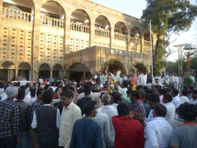 Nagpur ZP Election: Congress shouting for chairman | नागपूर जि. प. निवडणूक : सभापतीसाठी डावलल्यामुळे काँग्रेसमध्ये धुसफूस Nagpur ZP Election: Congress shouting for chairman | नागपूर जि. प. निवडणूक : सभापतीसाठी डावलल्यामुळे काँग्रेसमध्ये धुसफूस