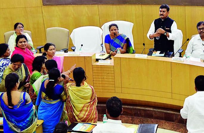 Tension in Nagpur Zilla Parishad Hall on Women's Meet | महिला मेळाव्यावरून नागपूर जिल्हा परिषद सभागृहात तणाव Tension in Nagpur Zilla Parishad Hall on Women's Meet | महिला मेळाव्यावरून नागपूर जिल्हा परिषद सभागृहात तणाव