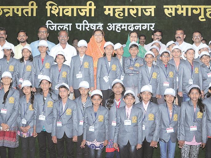 42 students from Ahmadnagar Zilla Parishad School leave for Istro pilgrimage | अहमदनगर जिल्हा परिषद शाळेतील ४२ विद्यार्थी इस्त्रो सहलीला रवाना