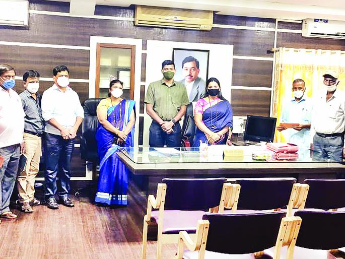 Zilla Parishad retains 9 salaried employees | रोजंदारीवर कार्यरत ९ कर्मचाऱ्यांना जिल्हा परिषदेने केले कायम