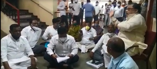 Stealth meetings, accusations of the opposition, sit outside the President's office just to quell the scams | घोटाळे मुरविण्यासाठीच चोरटी सभा, विरोधकांचा आरोप, अध्यक्षांच्या दालनाबाहेर ठिय्या Stealth meetings, accusations of the opposition, sit outside the President's office just to quell the scams | घोटाळे मुरविण्यासाठीच चोरटी सभा, विरोधकांचा आरोप, अध्यक्षांच्या दालनाबाहेर ठिय्या