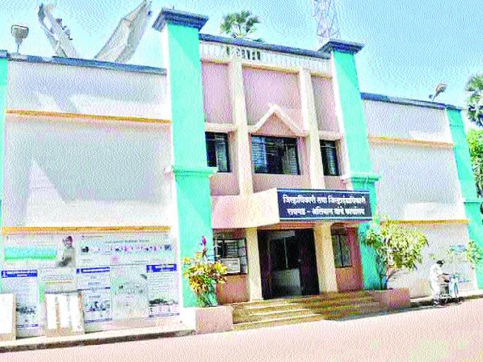 Revenue administration can not fill vacancies due to cost-cutting, accepting vacant posts | महसूल प्रशासनाला रिक्त पदांचे ग्रहण, ‘कॉस्ट कटिंग’मुळे पदे भरता येणार नसल्याचे सरकारकडून जाहीर Revenue administration can not fill vacancies due to cost-cutting, accepting vacant posts | महसूल प्रशासनाला रिक्त पदांचे ग्रहण, ‘कॉस्ट कटिंग’मुळे पदे भरता येणार नसल्याचे सरकारकडून जाहीर