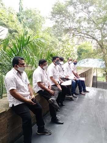 Nagpur Zilla Parishad: Opposition expelled from Speaker's room | नागपूर जिल्हा परिषद : विरोधकांना हाकलले सभापतींच्या कक्षातून Nagpur Zilla Parishad: Opposition expelled from Speaker's room | नागपूर जिल्हा परिषद : विरोधकांना हाकलले सभापतींच्या कक्षातून