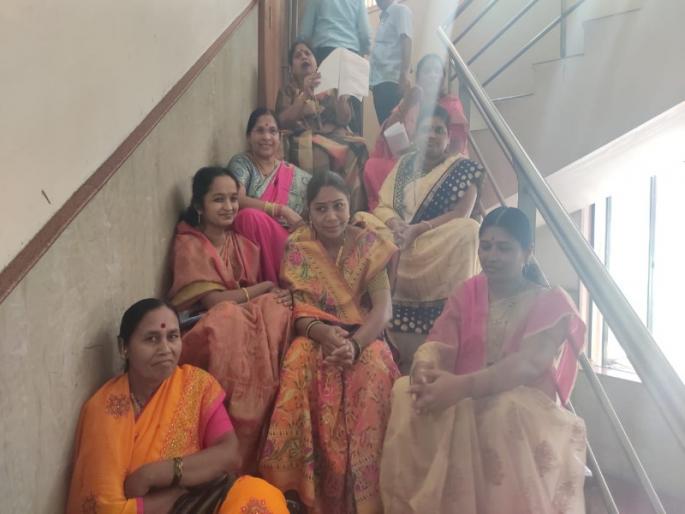 Pune Zilla Parishad elections controversy ; zp members starts protest | पुणे जिल्हा परिषदेची निवडणूक सुरु होण्याआधीच वादात ;अर्ज भरण्याची वेळ उलटून गेली तरी हॉल बंदच ! Pune Zilla Parishad elections controversy ; zp members starts protest | पुणे जिल्हा परिषदेची निवडणूक सुरु होण्याआधीच वादात ;अर्ज भरण्याची वेळ उलटून गेली तरी हॉल बंदच !