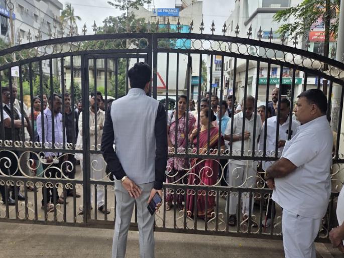 The Chief Executive Officer of Sangli Zilla Parishad closed the gate to employees who were coming to the office after office hours | Sangli: रमतगमत कर्मचारी आले.. सीईओंनी गेटच बंद केले