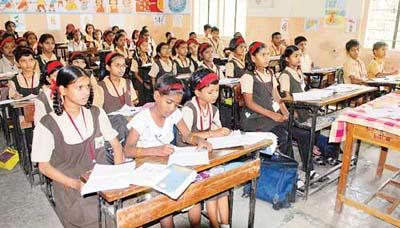 Nandurbar District is top in opening bank accounts for uniforms | गणवेशासाठी बँक खाती उघडण्यात नंदुरबार जिल्हा अव्वल Nandurbar District is top in opening bank accounts for uniforms | गणवेशासाठी बँक खाती उघडण्यात नंदुरबार जिल्हा अव्वल