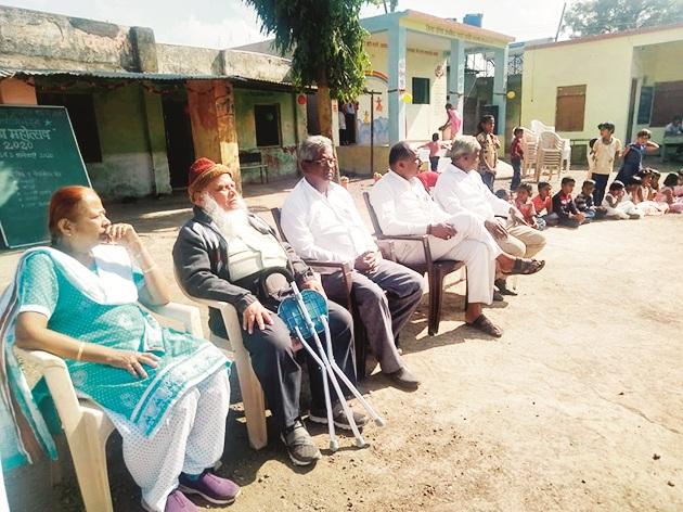 The old couple impressed by seeing the unity and progress of the village; 10 computer gifts to the school after the visit | गावाची एकी, प्रगती पाहून वृद्ध दाम्पत्य भारावले; भेटीनंतर शाळेला दिले १० संगणक भेट The old couple impressed by seeing the unity and progress of the village; 10 computer gifts to the school after the visit | गावाची एकी, प्रगती पाहून वृद्ध दाम्पत्य भारावले; भेटीनंतर शाळेला दिले १० संगणक भेट