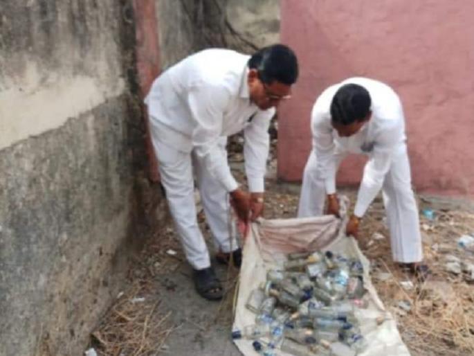 In the school, two bags garbage were found along with bottles of liquor and condoms in Ambajogai | शाळेत दारूच्या बाटल्यांसह कंडोमचा दोन पोती कचरा आढळल्याने खळबळ