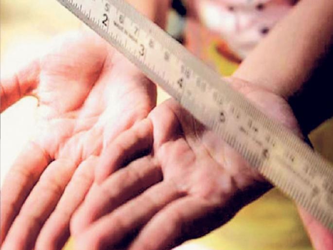 municipal school 44 students caned by the teacher In Sangli, angry parents surrounded the authorities | सांगलीत मनपा शाळेत शिक्षिकेकडून ४४ विद्यार्थ्यांना छडीची शिक्षा, संतप्त पालकांकडून अधिकाऱ्यांना घेराव municipal school 44 students caned by the teacher In Sangli, angry parents surrounded the authorities | सांगलीत मनपा शाळेत शिक्षिकेकडून ४४ विद्यार्थ्यांना छडीची शिक्षा, संतप्त पालकांकडून अधिकाऱ्यांना घेराव