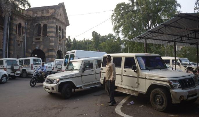 Nagpur ZP staff and vehicles for the session | अधिवेशनासाठी नागपूर जि.प.चे ५५ कर्मचारी आणि वाहनेही Nagpur ZP staff and vehicles for the session | अधिवेशनासाठी नागपूर जि.प.चे ५५ कर्मचारी आणि वाहनेही