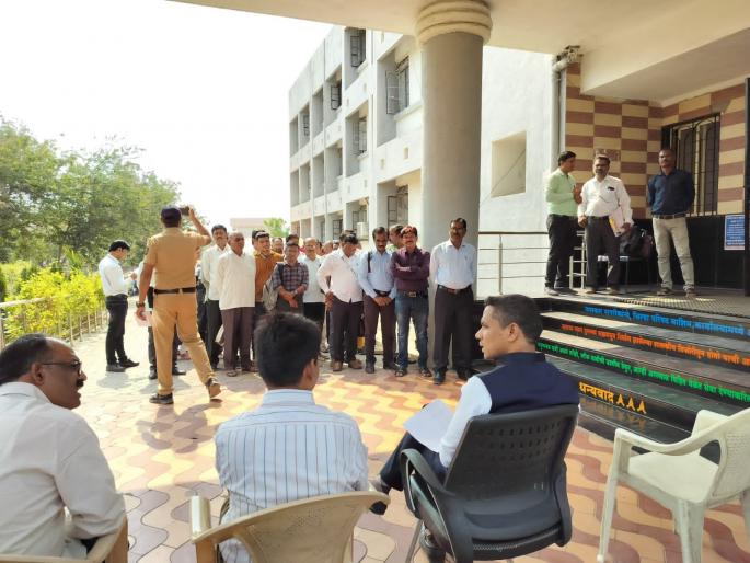 Zilla Parishad locked on the eve of March end late employees stormed out | मार्च एंडच्या तोंडावर जिल्हा परिषद 'लॉक', लेट येणारे कर्मचारी बाहेर ताटकळले Zilla Parishad locked on the eve of March end late employees stormed out | मार्च एंडच्या तोंडावर जिल्हा परिषद 'लॉक', लेट येणारे कर्मचारी बाहेर ताटकळले