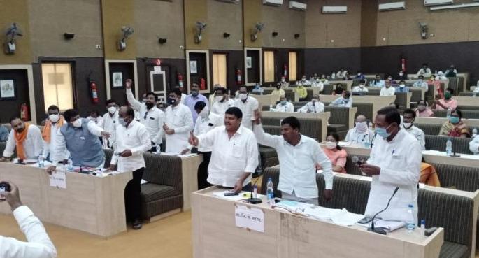 Zilla Parishad: Verbal clash among ‘Cafo’ and members; Officials leave the hall! | जिल्हा परिषद : ‘कॅफो’,सदस्यांमध्ये खडाजंगी; अधिकाऱ्यांनी सोडले सभागृह! Zilla Parishad: Verbal clash among ‘Cafo’ and members; Officials leave the hall! | जिल्हा परिषद : ‘कॅफो’,सदस्यांमध्ये खडाजंगी; अधिकाऱ्यांनी सोडले सभागृह!