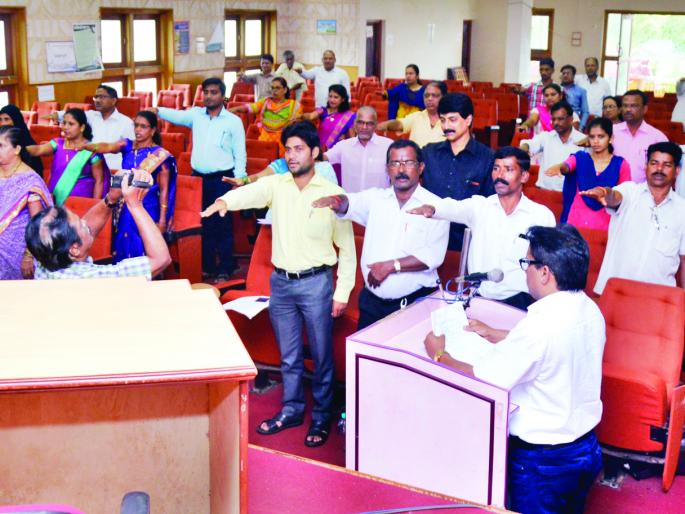 Discussion of Ratnagiri prize money, work of wells in Panchayat Samiti | रत्नागिरीत बक्षीसपत्राविना विहिरींची कामे अडकली, पंचायत समिती सभेत चर्चा Discussion of Ratnagiri prize money, work of wells in Panchayat Samiti | रत्नागिरीत बक्षीसपत्राविना विहिरींची कामे अडकली, पंचायत समिती सभेत चर्चा