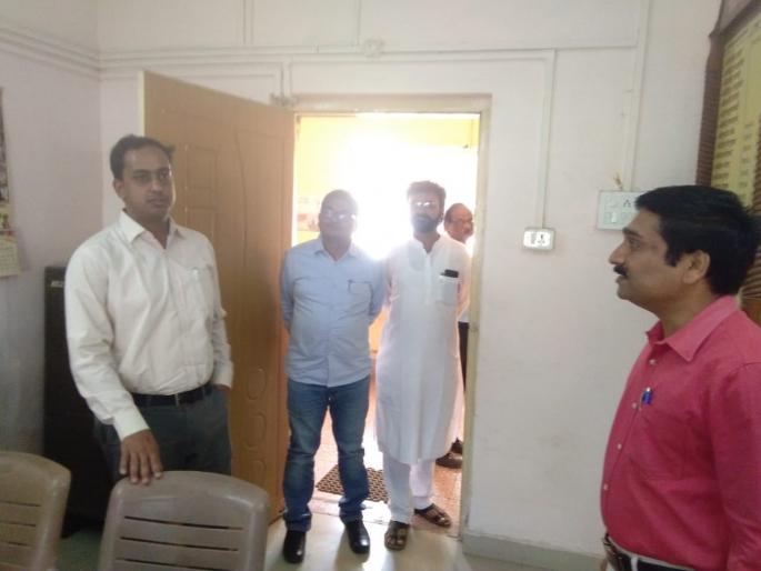 Zilla Parishad 'CEO' took revieve of various sections! | जिल्हा परिषद ‘सीईओं’नी विविध विभागात घेतली झाडाझडती! Zilla Parishad 'CEO' took revieve of various sections! | जिल्हा परिषद ‘सीईओं’नी विविध विभागात घेतली झाडाझडती!