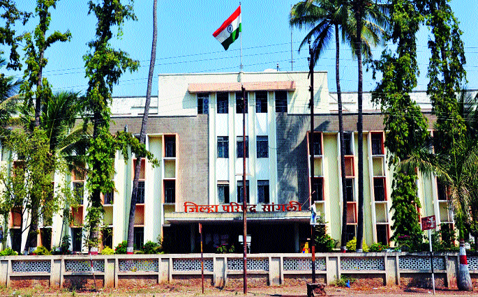 Thane District Council's member got angry because of officer | अधिकारी कार्यालयांमध्ये उपस्थित नसल्यामुळे ठाणे जि. प. सदस्यात संताप Thane District Council's member got angry because of officer | अधिकारी कार्यालयांमध्ये उपस्थित नसल्यामुळे ठाणे जि. प. सदस्यात संताप