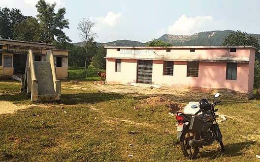 Lack of facilities at school | गडावरील विद्यालयामध्ये सुविधांचा अभाव