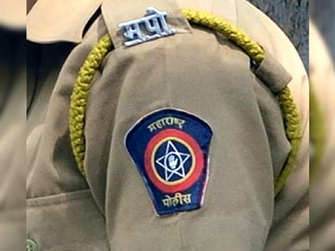 An on-duty suicide attempt by a policeman in amravati | पोलिसाचा ऑनड्यूटी आत्महत्येचा प्रयत्न An on-duty suicide attempt by a policeman in amravati | पोलिसाचा ऑनड्यूटी आत्महत्येचा प्रयत्न