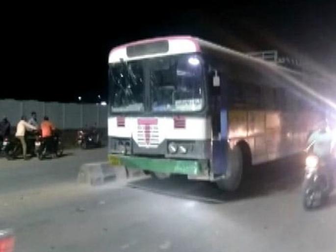 Rickshaw, cab not found; he steals bus and ran away | रिक्षा, कॅब काहीच मिळेना; पठ्ठ्याने परिवाहनची बसच पळविली Rickshaw, cab not found; he steals bus and ran away | रिक्षा, कॅब काहीच मिळेना; पठ्ठ्याने परिवाहनची बसच पळविली