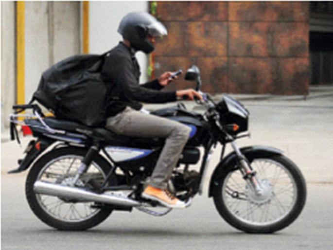 Neither fear of accident nor punishment; Mobile speakers increased while riding a bike | ना अपघाताची भीती ना दंडाची; दुचाकी चालविताना मोबाइलवर बोलणारे वाढले Neither fear of accident nor punishment; Mobile speakers increased while riding a bike | ना अपघाताची भीती ना दंडाची; दुचाकी चालविताना मोबाइलवर बोलणारे वाढले