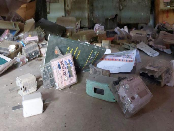 Eight hours of power outage, angry citizens vandalized the substation in the middle of the night | आठ तास वीज गुल, संतप्त नागरिकांनी मध्यरात्री केली उपकेंद्राची तोडफोड Eight hours of power outage, angry citizens vandalized the substation in the middle of the night | आठ तास वीज गुल, संतप्त नागरिकांनी मध्यरात्री केली उपकेंद्राची तोडफोड