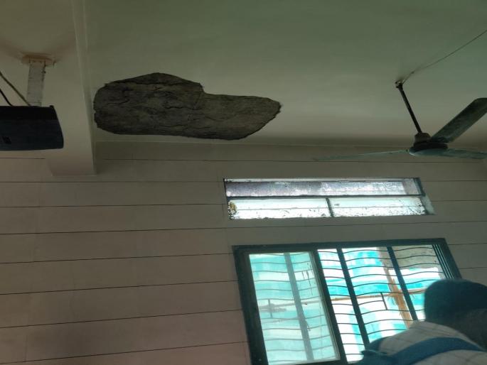 3 children injured after school plaster fell down | Video : शाळेचे प्लास्टर पडून ३ मुले जखमी 3 children injured after school plaster fell down | Video : शाळेचे प्लास्टर पडून ३ मुले जखमी