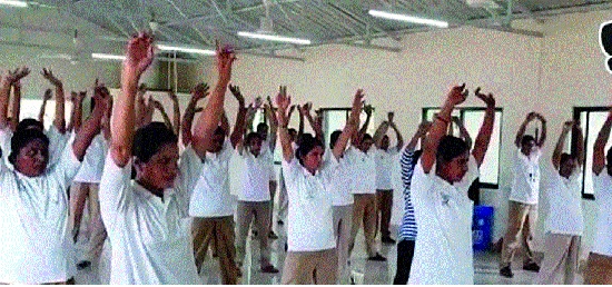 Satara: Police will be punished by holding a 'Jhumpa' contract - a dance class for women police | सातारा : ‘झुंबा’चा ठेका धरून पोलीस घालवणार ताण- महिला पोलिसांसाठी डान्स क्लास सुरू Satara: Police will be punished by holding a 'Jhumpa' contract - a dance class for women police | सातारा : ‘झुंबा’चा ठेका धरून पोलीस घालवणार ताण- महिला पोलिसांसाठी डान्स क्लास सुरू