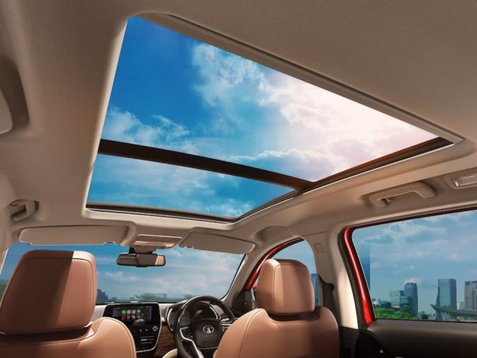 A car's sunroof is fun, but what can it do... It will be difficult to survive after an accident, sunroof pros and cons | कारचे सनरुफ मौजेचे, पण त्यामुळे काय काय होऊ शकते... अपघातातून वाचणे अवघड जाईल... A car's sunroof is fun, but what can it do... It will be difficult to survive after an accident, sunroof pros and cons | कारचे सनरुफ मौजेचे, पण त्यामुळे काय काय होऊ शकते... अपघातातून वाचणे अवघड जाईल...