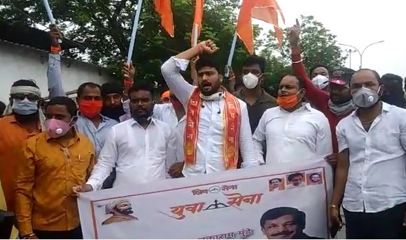 Shiv Sena joins Congress to support Tukaram Mundhe; Loud shouting in the synagogue | तुकाराम मुंढे यांच्या समर्थनासाठी काँग्रेससह शिवसेना सरसावली; सभास्थळी जोरदार घोषणाबाजी Shiv Sena joins Congress to support Tukaram Mundhe; Loud shouting in the synagogue | तुकाराम मुंढे यांच्या समर्थनासाठी काँग्रेससह शिवसेना सरसावली; सभास्थळी जोरदार घोषणाबाजी
