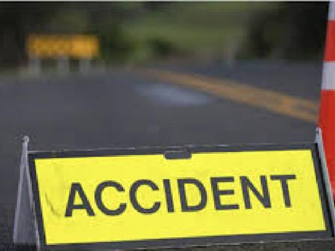son killed and mother seriously injured as truck collides with bike | भरधाव ट्रकची दुचाकीला धडक; मुलगा जागीच गतप्राण, आई गंभीर जखमी son killed and mother seriously injured as truck collides with bike | भरधाव ट्रकची दुचाकीला धडक; मुलगा जागीच गतप्राण, आई गंभीर जखमी