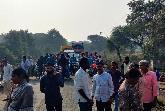 man seriously injured after truck hit him on gadchandur wanoja road | भरधाव ट्रकने कंत्राटी कामगाराला उडवले, व्यक्ती गंभीर जखमी man seriously injured after truck hit him on gadchandur wanoja road | भरधाव ट्रकने कंत्राटी कामगाराला उडवले, व्यक्ती गंभीर जखमी