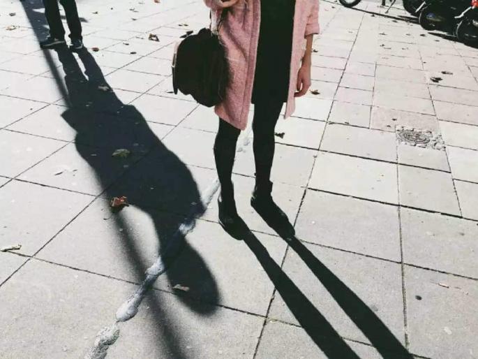 old man booked for following and defamation of a woman | थोराडाची रोडरोमियोगिरी; मुलांना रस्त्यात अडवून म्हणाला, ‘मला तुमची आई पसंत आहे’ old man booked for following and defamation of a woman | थोराडाची रोडरोमियोगिरी; मुलांना रस्त्यात अडवून म्हणाला, ‘मला तुमची आई पसंत आहे’